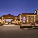 Days Inn & Suites By Wyndham Houston Hobby Airport