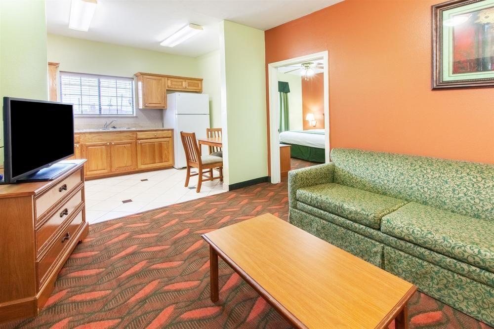 Days & By Wyndham Hobby Airport Hotel 3*