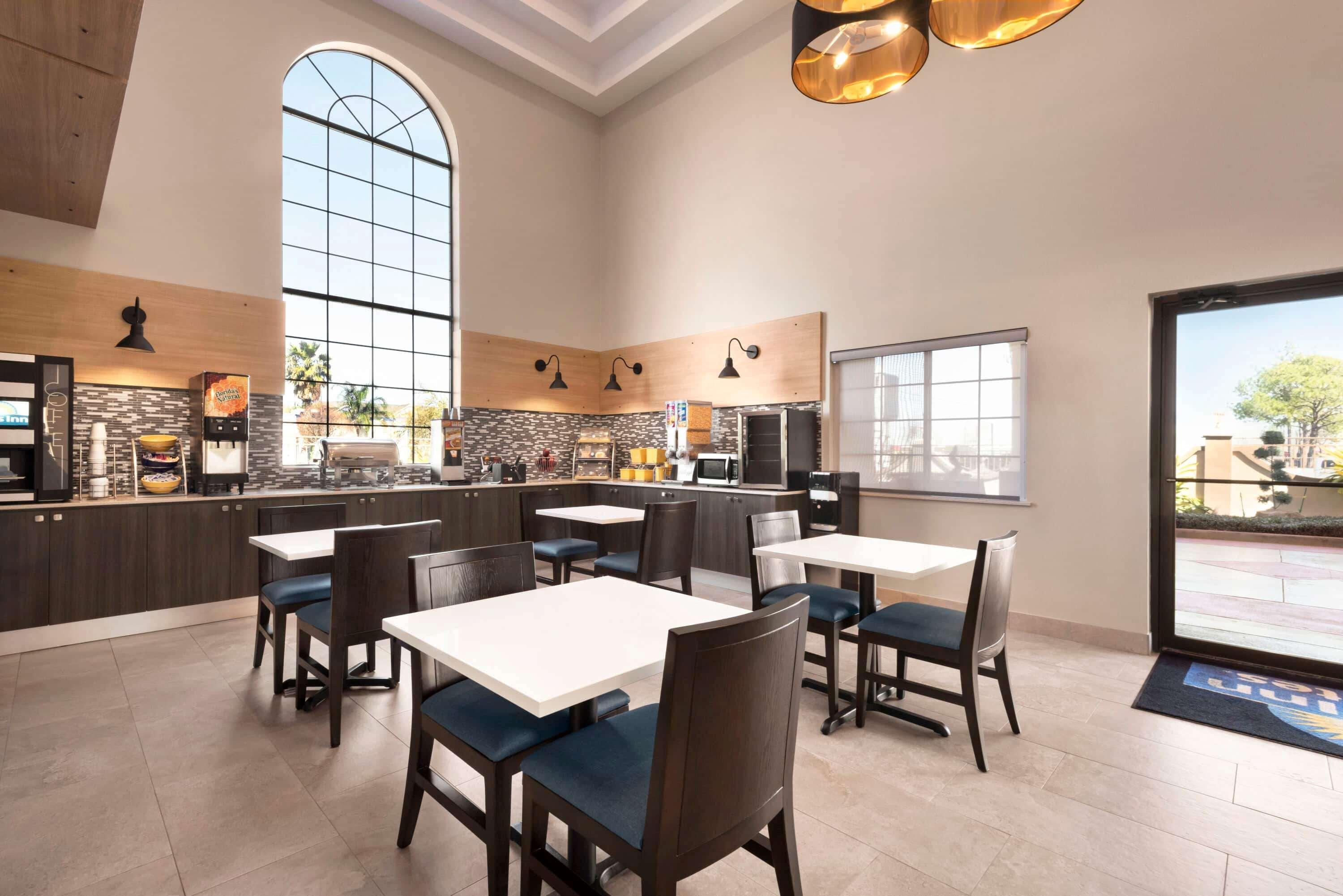 Days & By Wyndham Hobby Airport Hotel